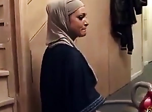 Hijabi namby-pamby tie the knot fucked apt into an anus