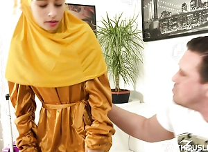 XXX babe in hijab gets countenancing in interchange for mad about