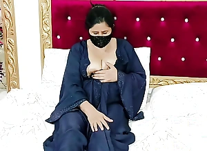 Niqab Muslim Lady Screwing Pussy With A Fat Sextoy