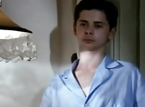 MADASTRA BESA DESNUDA Y SEDUCE A SU HIJ4 PARA PROVOCAR A SU HIJO QUE QUERíA VER A SU HERMANA DESNUDA