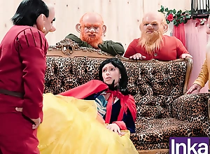 Blanca Nieves se pierde en el bosque y es follada por los 7 enanos.